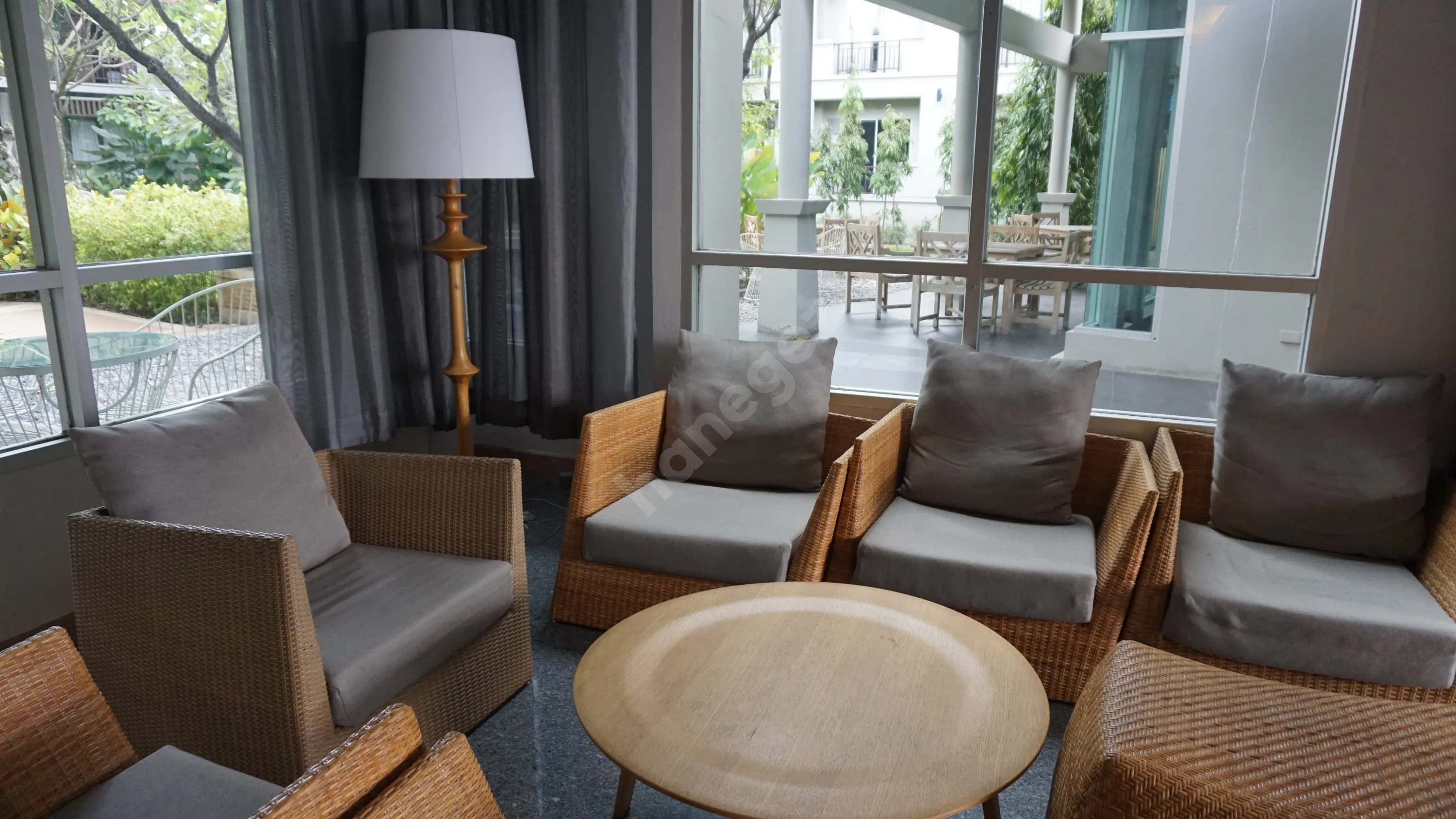 desk-table-wood-white-villa-house-676023-pxhere.com.jpg